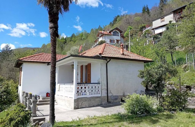 Freistehendes Ferienhaus am Dorfrand mit Panoramablick auf den Lago Maggiore