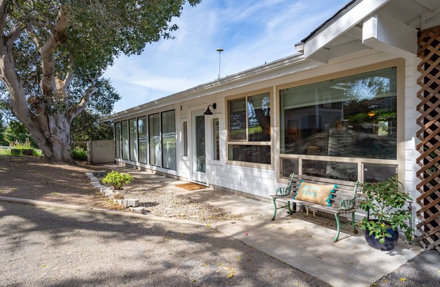 French Farmhouse On Boutique Farm - Close to The Beach