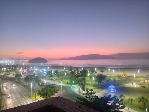 Frente para o Mar Praia do Itararé com sacada ampla e perto de 4 mercados capacidade para até 9 pessoas check in até às 22 hrs Equivalente a 3 quartos Perto de vários Mercados Check in até às 22hrs Sob condições Especiais Andar alto e com Gde conforto
