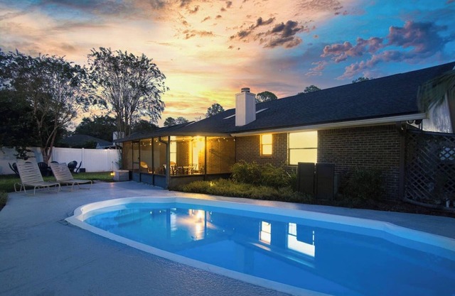 ~Fresca Familia Sleeps 8 Pool by Shops & Dining~