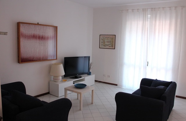 Fresh and bright newly renovated in the country, with parking and sea view