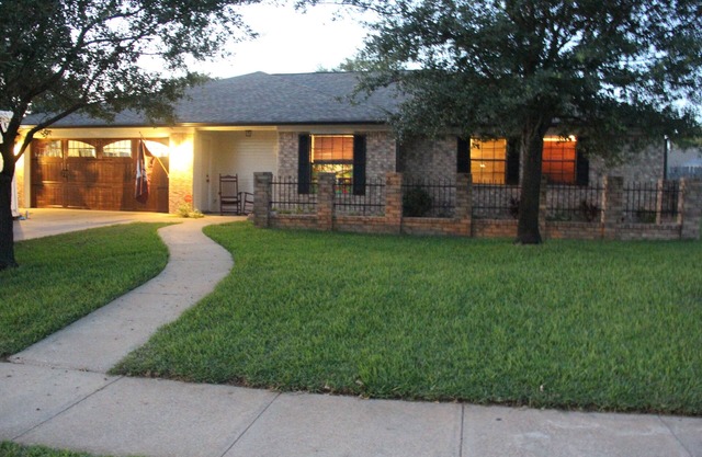 Fresh Farmhouse Comfort. Pet Friendly. 4 miles to TX A&M University.