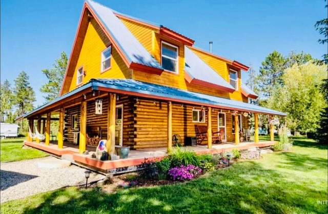 Fresh Log Cabin in Donnelly w/Game Room & Hot Tub