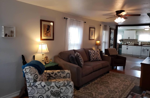 Freshly Renovated 1911 Historic Cottage- 60 Minutes to Grand Canyon
