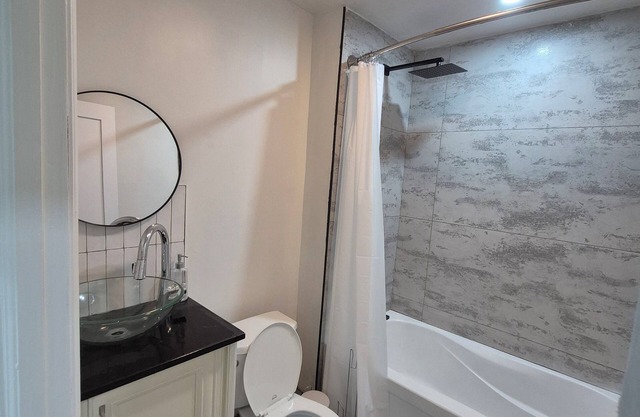 Freshly Renovated 2 bedroom house with big patio and backyard