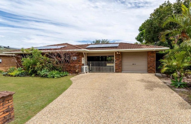 Freshly revovated Dog Friendly House walking distance to Waterfront!
