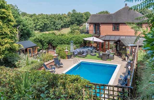 FRESHWINDS, family friendly, with pool in Market Drayton