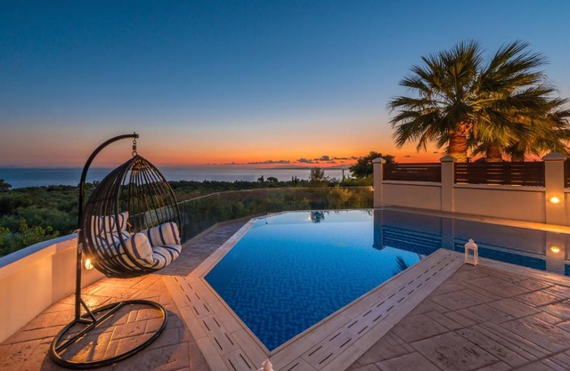 Frido Luxury Villa with Jacuzzi