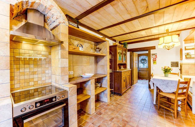 Frieda30, semi-detached house with garden, few minutes' drive to Augsburg
