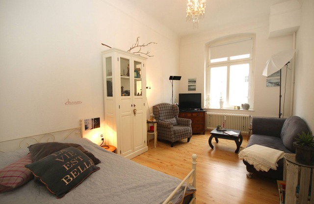 Friedrichstadt: Altbau Apartment mit Balkon, Fußläufig zur Kö und Altstadt