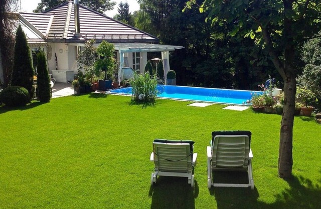 Friendly/modern Apartment. Central but very quiet Location with a Swimming Pool!