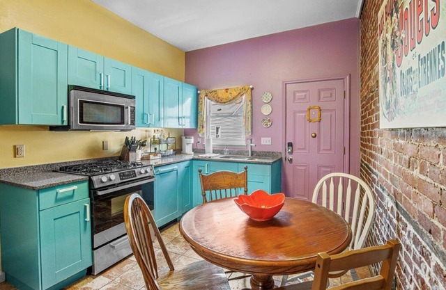 FRIENDS-inspired house w/parking. Walk to everything!