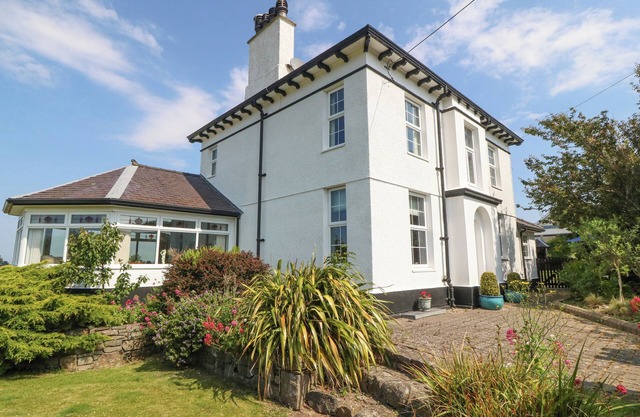 FRON EMRYS, pet friendly, luxury holiday cottage in Caernarfon