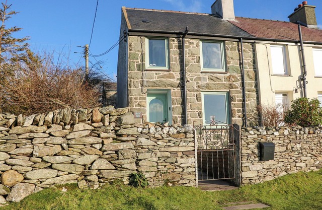 FRON FAIR, pet friendly, country holiday cottage in Penygroes