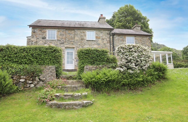 FRON FAWR, family friendly, with open fire in Nefyn
