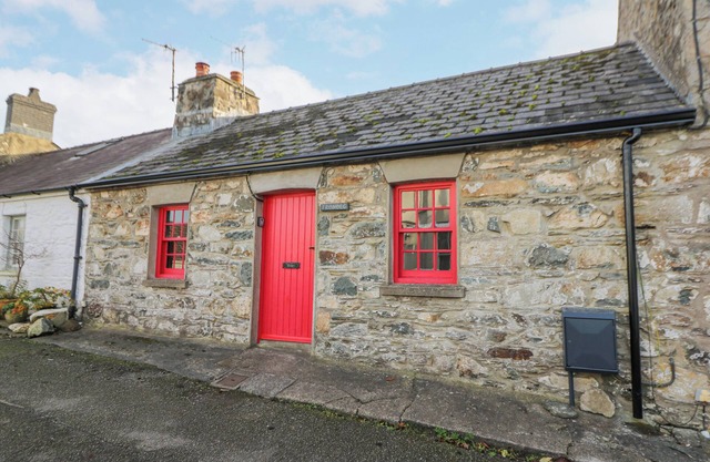 FRONDEG, family friendly, with a garden in Newport, Pembrokeshire