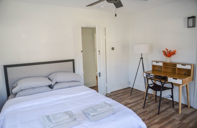 Front Lake House View. Sleeps up to 4.Convenient location. Unit#2. NoLake access