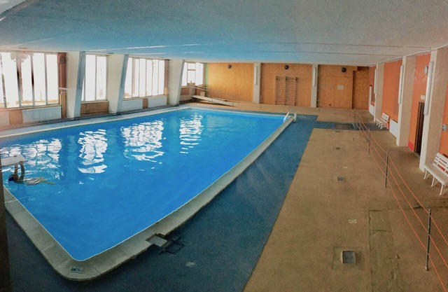 Front Ski with Private Heated Pool comfortable 5 beds over 2 floors