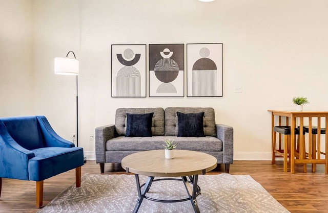 Frontdesk | 1 BR Apt by Soldiers Monument