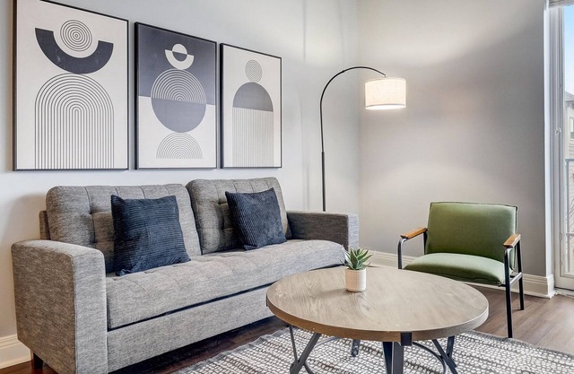 Frontdesk | 2 BR Apt by Indiana War Museum