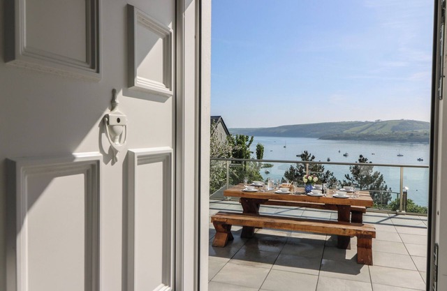 FRONWIG, pet friendly, luxury holiday cottage in New Quay