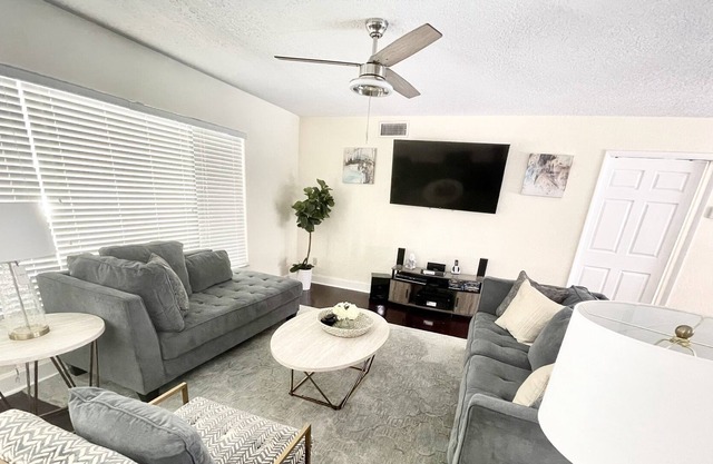 Ft Lauderdale getaway HEATED POOL sleeps 6-8