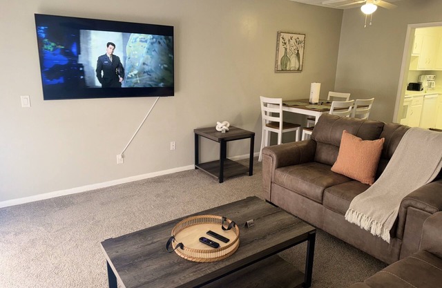 Ft Novosel 9 miles away. Quiet 2-bedroom Townhouse in Enterprise with WiFi, AC