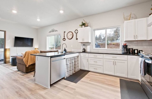 Full ADA Unit! - 2 Bed 2 Bath Unit Near Downtown!