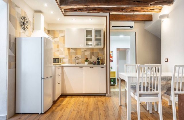 Full apartment for short rentals, air-conditioned one-bedroom apartment with bathroom