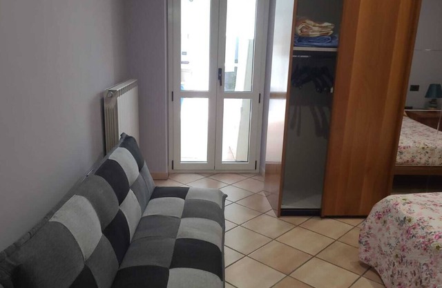Full apartment in the city center, pets allowed, private hallway.