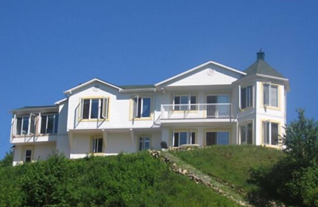 Full Chalet - 6 Bedrooms Private/Beachfront/Kayaks,/Fibre Internet