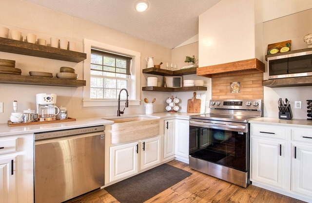 Full home, Mountain View, Creek