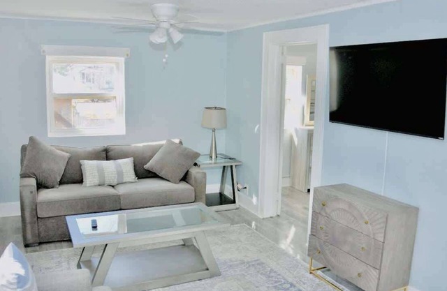Full Kitchen, Wi-Fi, TV, Washer & Dryer