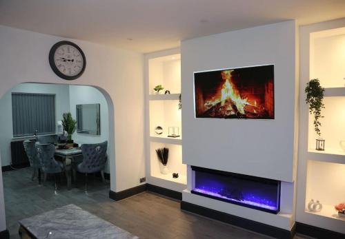Full, modern family house in Salford