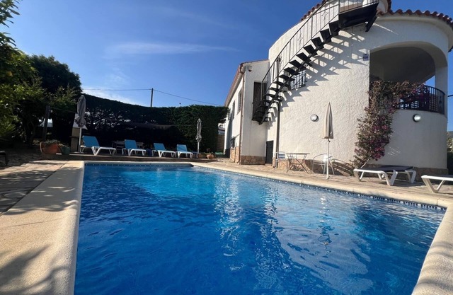 Fully Air Conditioned 4 double Bedroom Family Villa with Swimming Pool/Gardens