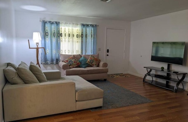 Fully equipped 2 bd/1 ba, 5 minutes from Downtown.
