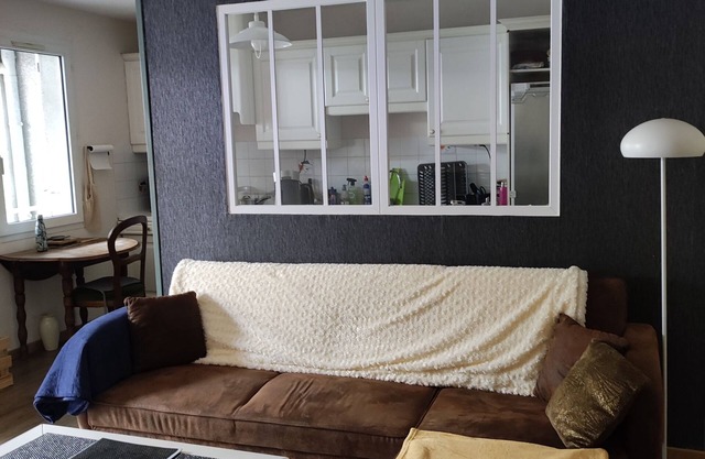 Fully-equipped city-centre apartment with terrace 200 m from the station