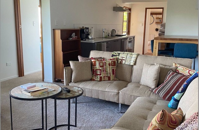 Fully equipped one bedroom apartment with gorgeous views; walkable to CBD.