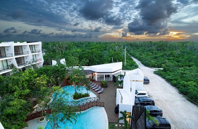 FULLY equipped studio, fast internet, laundry, pool, gym, yoga area, & parking.
