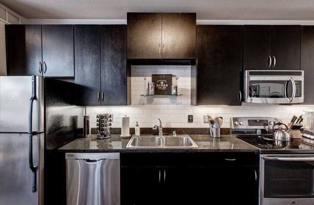 Fully Furnished | 1 Bedroom Apartment | Deep Ellum | Parking | WiFi | Gym