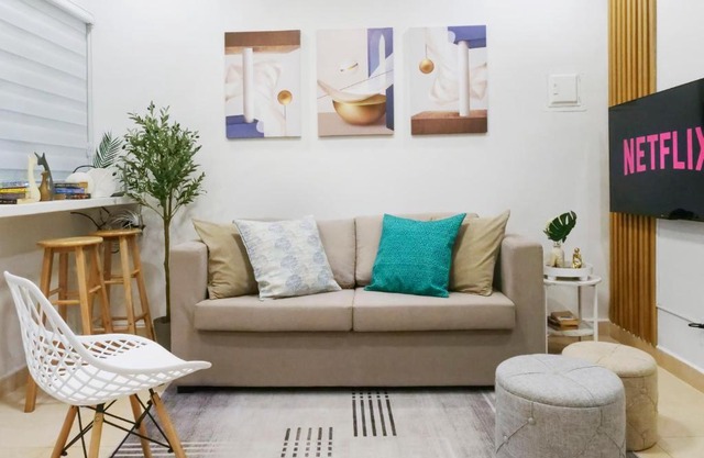 Fully Furnished 1BR with Kitchen - 20 secs walk to the Beach - Newly Renovated