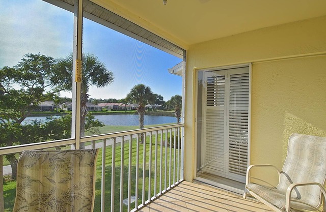 Fully Furnished Condo in Golf & Tennis Country Clubn10 min to Siesta Key Beach!