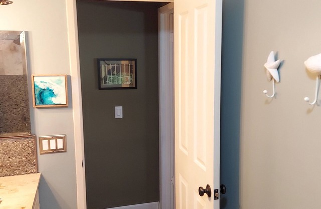 Fully furnished, condo in Downtown Saratoga. Close to all Bay Area.