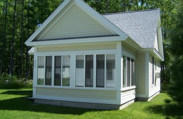 Fully furnished cottage, minutes from the beach.