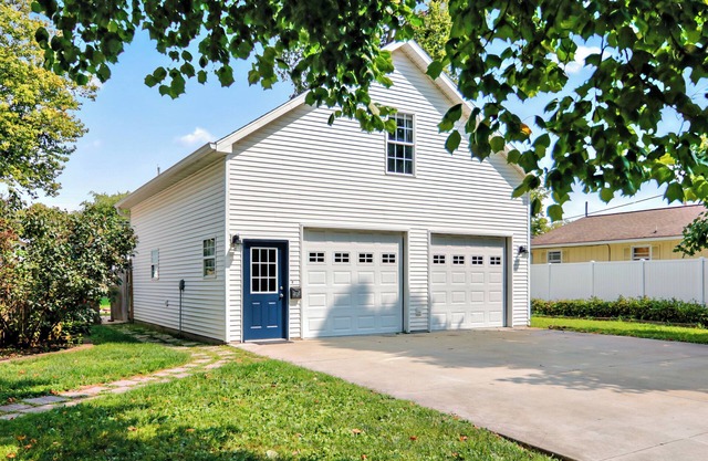 Fully Furnished Detached Garage Apartment Near Downtown Lincoln