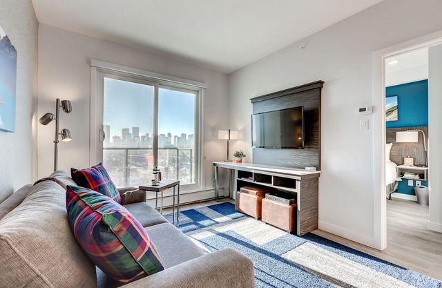 Fully Furnished Modern & Bright 2 Bedroom 2 Bathroom - views of downtown