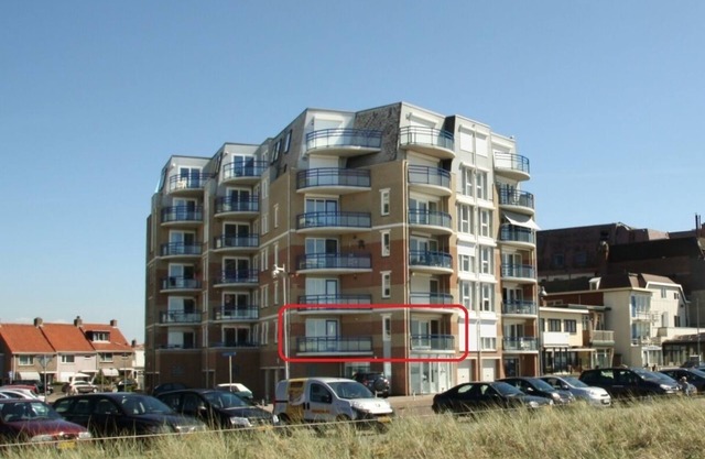 Fully furnished apartment on the north boulevard of Egmond aan Zee for 4 persons. 1st floor, unique with 2 balconies to the west, a magnificent view of the sea and the beautiful boulevard and with its own garage!