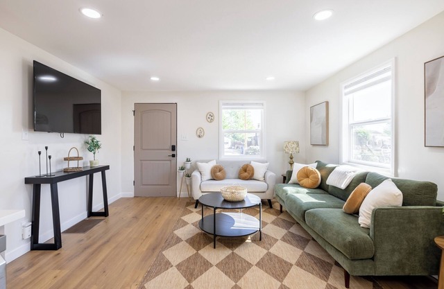Fully remodeled 2-bedroom house in welcoming Arvada with hot tub!