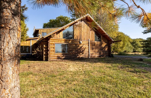 Fully remodeled historical cabin w/modern conveniences & RV Hook-Ups!