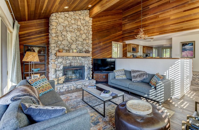 Fully Remodeled Townhome 7 minutes to lifts! Tons of space, new Hot Tub! Views!